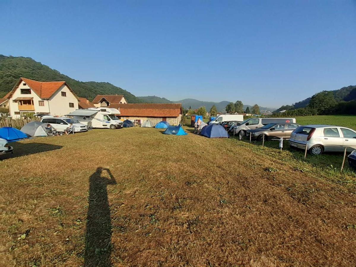 Hotel Dragacevska Avlija - Camp Guča Esterno foto