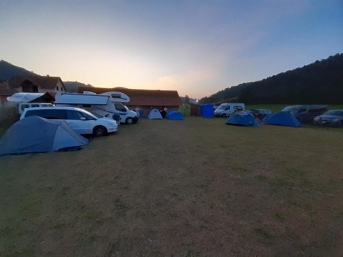 Hotel Dragacevska Avlija - Camp Guča Esterno foto